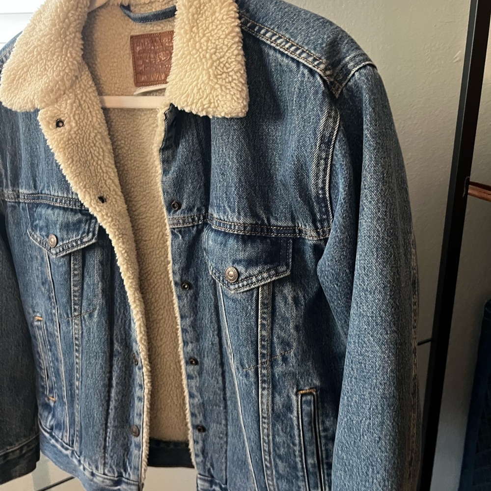 Levi's NWT Blue Denim Sherpa Jacket with Cream Collar - Picture 2 of 4